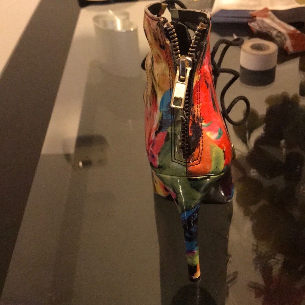Floral Steve Madden shoe - Picture 2 of 3